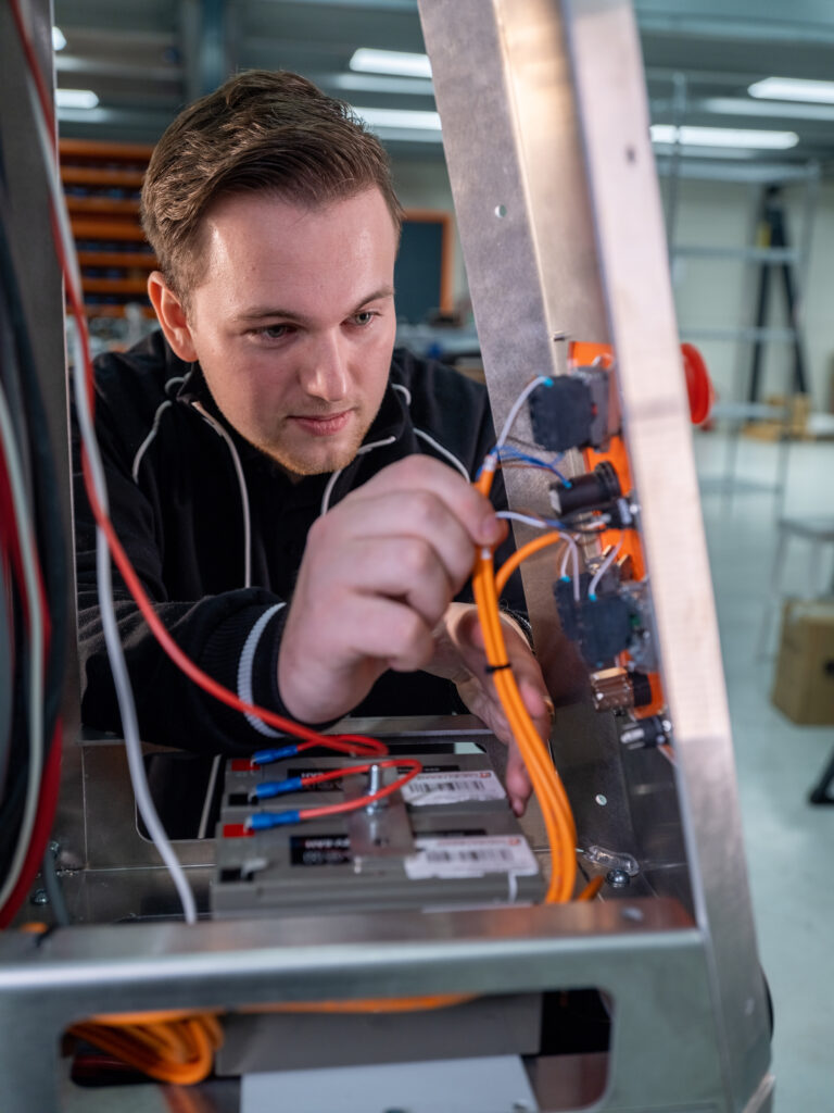 Eerste Monteur Mechatronica - Techniek Beeldbank